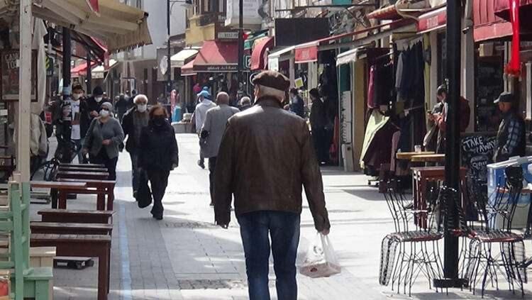 <p><strong>Türkiye özgü varyant var riski var mı? </strong></p>
<p> </p>
<p>“Alınan örneklerin genetik dizilimlerine bakılmalı. Türkiye’ye özgü bir varyant vardır veya yoktur diyecek durumda değiliz. Bunu kanıtlamak için moleküler testleri yapan araştırma merkezlerinin çaba sarf etmesi ve araştırma yapması gerekiyor.”</p>