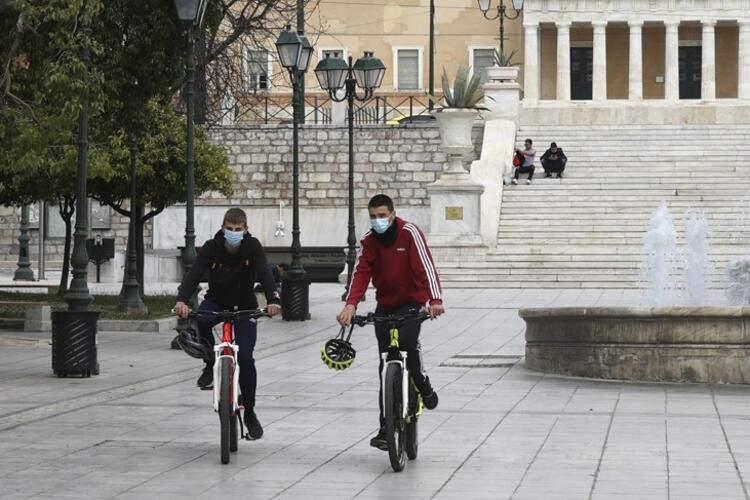 <p>Dünya varoldukça virüs ve salgınlar da olacak. Kovid-19 etkeni virüs ileride mutasyon geçirip ortadan da kaybolabilir. Virüsün bundan daha öldürücü bir mutasyona uğramasını beklemiyoruz.”</p>
<p> </p>