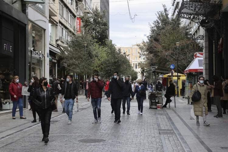 <p><strong>Aşıdan sonra maske karşıtları da ortaya çıkarken, ‘maske gereksiz’ tezini ortaya sürdüler? </strong></p>
<p>“Aşı olanlar bile toplumun yüzde 70’i bağışıklık kazanana kadar maskesini çıkarmayacaklar. Şuan için en az aşı kadar koruyucu silahımız maske. Hatta kapalı ve kalabalık alanlarda çift maske öneriyoruz. Toplumsal bağışıklık olmadan ‘maskesiz gezelim’ demek milyonlarca ölüm anlamına geliyor."</p>