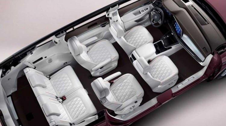 <p>3 sıralı koltukla gelen model 6 ya da 7 koltukla satın alınabilecek. En yüksek donanım paketinde, 2.5 litrelik turbolu V6 motor ile gelecek olan araç, 300 bg güç ve 500 Nm tork üretebilecek.</p>