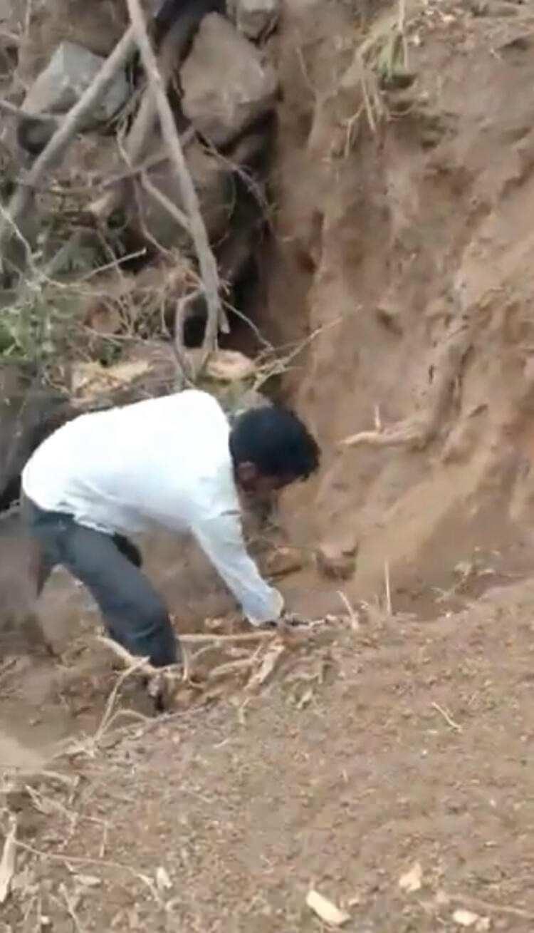<p>Jangaon Bölge Memuru Rajendra Prasad, "Keşfin haberini aldıktan sonra değerli eşyaları kurtardık. Ayrıca arazi sahibine, bir sonraki emre kadar bölgede herhangi bir kazı faaliyetine başlamaması yönünde talimat verdik" dedi.</p>
<p> </p>