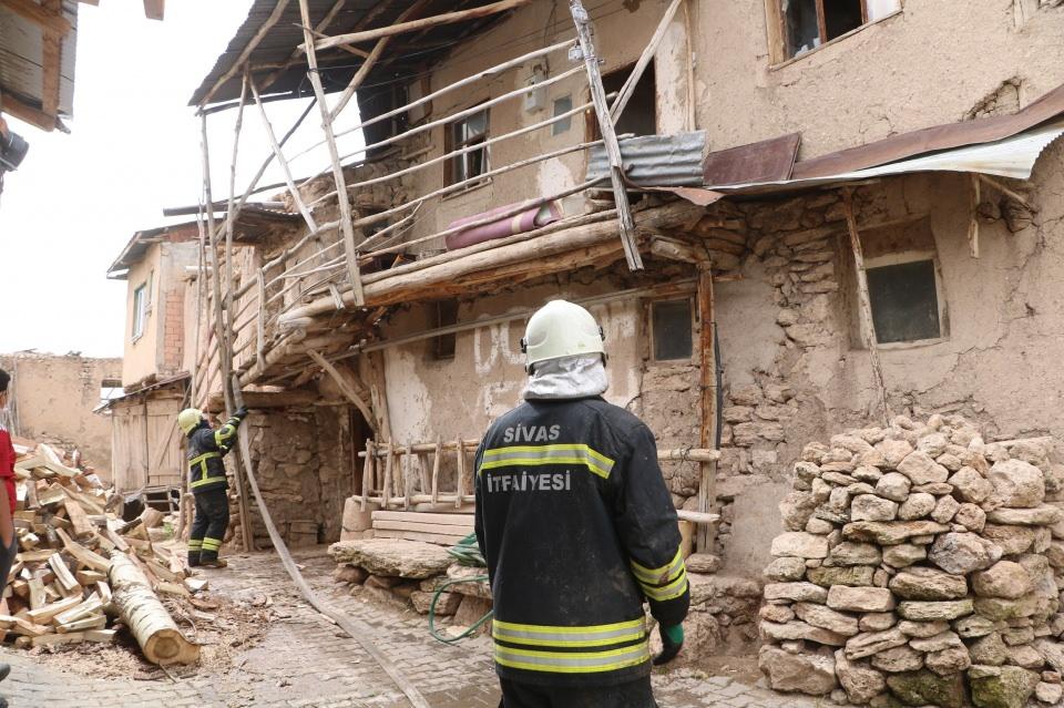 <p>Edinilen bilgilere göre yangın, sabah saatlerinde merkeze bağlı Kolluca köyünde meydana geldi. Mustafa Yeğener’e ait samanlıkta yangın çıktı.</p>

