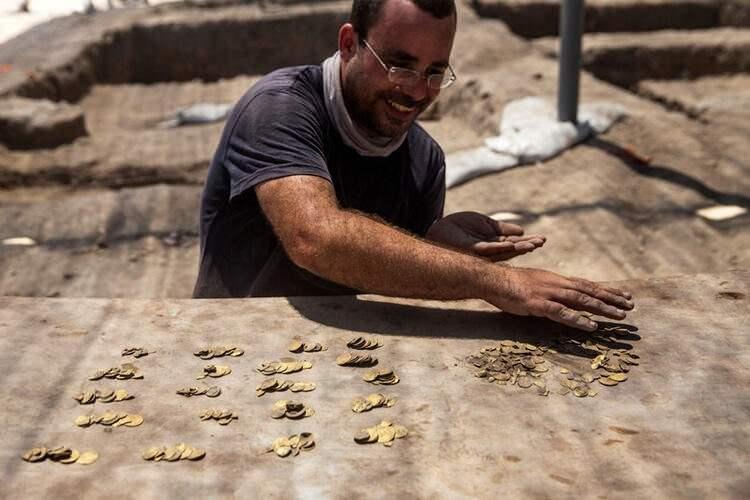 <p>İsrailli uzman, gömütü oluşturan tam altın dinarların yanı sıra 270 adet de küçük parçalara bölünmüş altın para bulunduğunu, bunların bir tür 'bozuk para' gibi daha küçük miktarlarda harcanmak üzere kesildiklerini anlatmıştı. Kool bunlardan birinin, Bizans İmparatoru Teofilos tarafından Konstantinopolis'te bastırılmış bir paranın parçası olduğunu, bunun ise o dönemin rakip iki imparatorluğu arasında süregiden ilişkilere işaret eden nadir bir maddi kanıt olduğunu da eklemişti:</p>

<p> </p>
