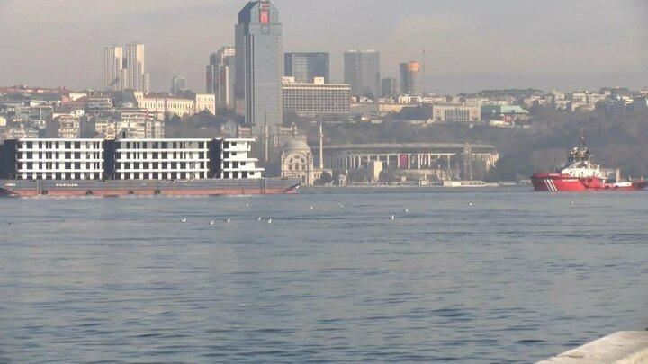 <p>Panama bayraklı Christos LXI adlı römorkör Romanya'nın Tulcea Limanı'ndan aldığı Atlantik X isimli platformu çekerek saat 07.00 sıralarında Karadeniz'den İstanbul Boğazı'na giriş yaptı.</p>
