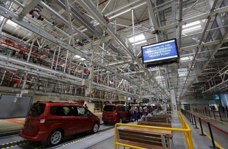 <p><strong>FORD</strong><br />
Ford, 29 Mart’ta Türkiye’deki üretimine 6 gün ara vereceğini açıklamıştı. Şirket, “Kocaeli yerleşkemizde yer alan Gölcük ve Yeniköy Fabrikalarımızda mikroçip kullanımının yoğun olduğu bazı parçaların yurtdışından tedarikinde yaşanan kısıtlar nedeniyle üretime 3 Nisan 2021'den 9 Nisan 2021 tarihine kadar altı gün süreyle ara verilecektir” ifadeleriyle kararı duyurmuştu.</p>
