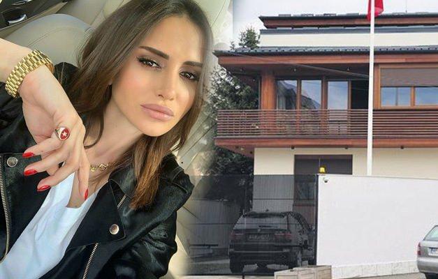 <p><span style="color:rgb(0, 0, 0)"><strong>Emina Jahovic’in, Sırbistan Yeni Pazar’daki aile yadigarı evi, Türkiye Cumhuriyeti konsolosluk binası olarak hizmet vermeye başladı</strong></span></p>

<p> </p>
