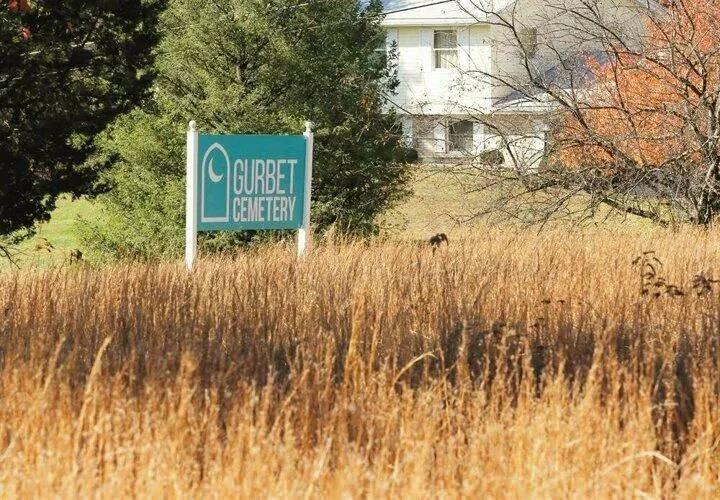 <p>Gurbet Cemetery'ye defnedilen tüm cenazelerin işlemlerini yapan Amerikan cenaze evinin internet sayfasında, Hristiyanların yanında Yahudi inancına özel defin hizmetlerinin de bulunduğu açıkça yer alırken, Müslüman cenaze servisi yapıldığına dair herhangi bir bilgiye rastlanmadı. Daha önceki yıllarda erişilebilir durumda olan mezarlığın internet sayfasında, Murat Al, Ramazan Tufan ve Orhan Güven isimlerinin yönetici olarak yer aldığı, mezar taşı dahil, tüm cenaze hizmetleri için 4 bin 250 dolar istendiği, eyalet dışından gelecek cenazelerin masrafının ise daha yüksek tutabileceği bilgileri yer aldığı tespit edilmişti.</p>
