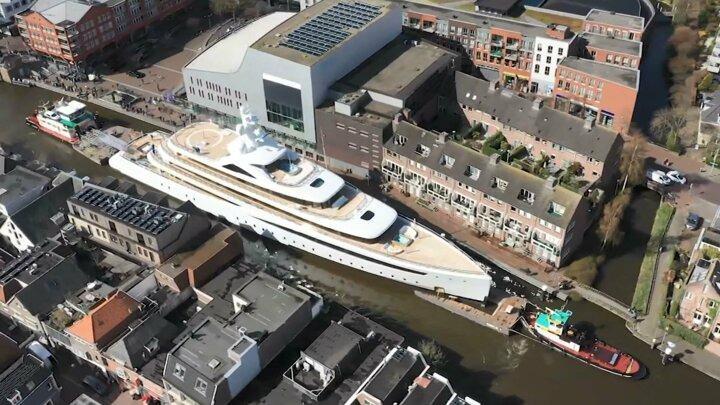 <p>Hollanda'da Kaag Adası'nda inşa edilen 94 metre uzunluğundaki lüks yat, römorkörler eşliğinde ülkenin en dar kanallarından geçerek Rotterdam'a götürüldü.</p>

<p> </p>
