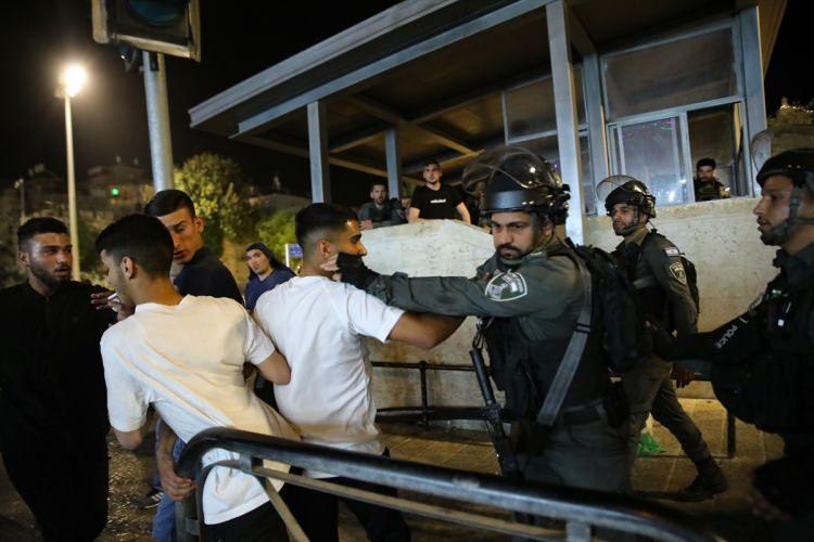 <p>Gerginliğin artması üzerine İsrail polisi, Filistinli gençleri dağıtmak için bir TOMA ve atlı polisleri devreye soktu.</p>
