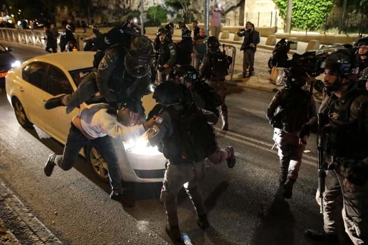 <p>Filistin Kızılayından yapılan yazılı açıklamada, Doğu Kudüs’ün Eski Şehir bölgesi çevresindeki polis müdahalesinde 8 Filistinlinin yaralandığı belirtildi.</p>
