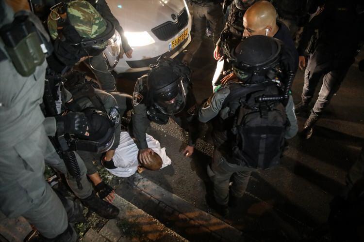 <p>Açıklamada, 2 kişinin hastaneye kaldırıldığına vurgu yapılırken, İsrail polisinin Filistin Kızılayına bağlı sağlık ekiplerinin yaralılara ulaşmasına engel olduğu ve bir ilk yardım görevlisinin gözaltına alındığına dikkat çekildi.</p>
