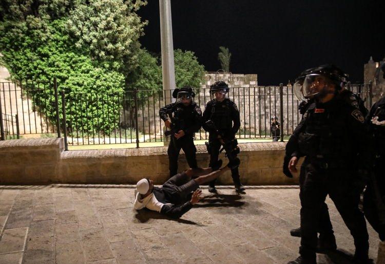 <p>Filistinliler, Mescid-i Aksa’da kılınan teravih namazı sonrası Doğu Kudüs’te bulunan Eski Şehir’in Şam Kapısı ve çevresinde toplandı.</p>
