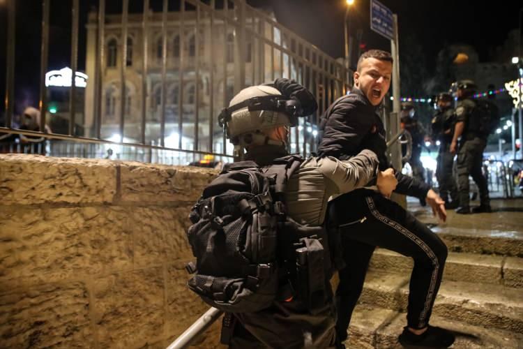 <p>Gerginliğin artması üzerine İsrail polisi, Filistinlileri dağıtmak için ses bombası ve atlı polislere başvurdu.</p>
