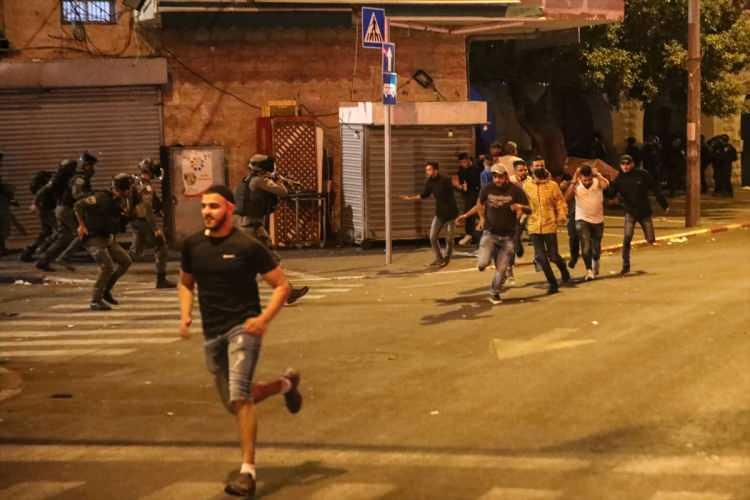 <p>Büyükelçilikten yapılan yazılı açıklamada, “ABD Büyükelçiliği, vatandaşlarını şiddetle ihtiyatlı olmaya, güvenlik farkındalıklarını artırmak için uygun adımları atmaya ve çatışma yerlerinden uzak durmaya çağırıyor.” ifadelerine yer verildi.</p>
