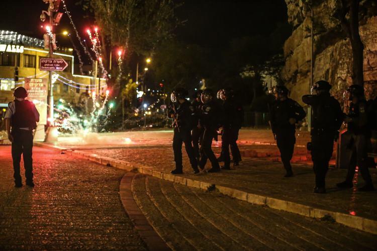 <p>Teravih namazı sonrası söz konusu alanda oturmalarına izin verilmemesi nedeniyle Filistinliler, ramazanın ilk gününde itibaren teravih namazı sonrası Şam Kapısı’da toplanıyor, İsrail polisi de günlerdir onlara müdahale ediyor.</p>