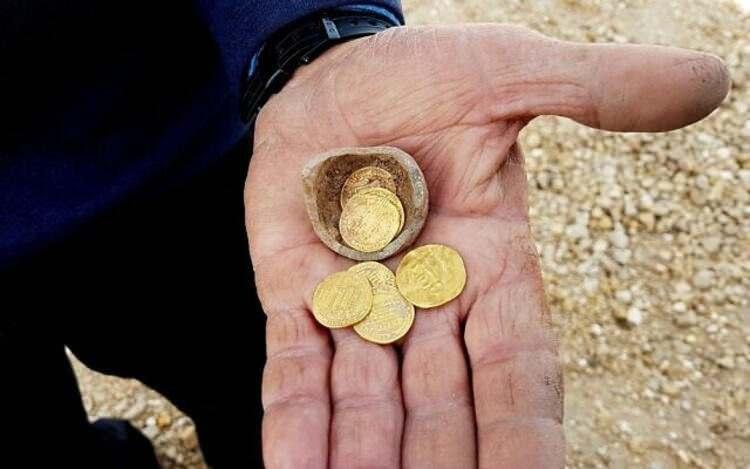 <p>Yavne'deki antik alanda kazı yapan arkeologlar, 1200 yıllık nadir altın sikkeleri bir küçük kumbaranın içinde bulduklarını açıklamıştı.</p>

<p> </p>
