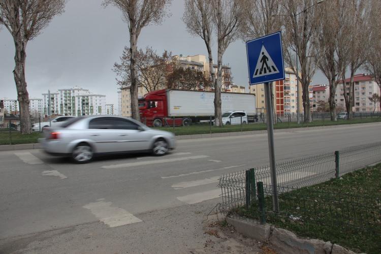 <p>Garip yaya geçidinden geçmeye çalışan vatandaşlar, “Buradan karşıya geçmeye çalışacağız ama yaya geçidinin sonu görünmüyor. </p>