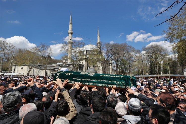 <p>Hüsnü Bayramoğlu'nun oğlu Hıfzı Bayramoğlu ve yakınları, Eyüpsultan Camisi'nde cenaze namazı öncesi taziyeleri kabul etti.</p>
