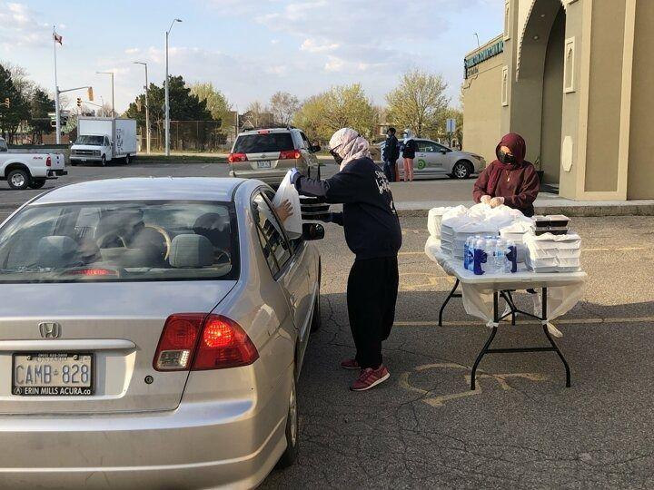 <p>Kanada'nın Hamilton kentinde, koronavirüs salgını nedeniyle kapalı olan cami ve mescitlerde, ramazan ayı için alternatif etkinlikler düzenleniyor. Ülke genelinde her yıl ramazan boyunca camilerde verilen iftar ve sahur yemeklerinin korona önlemleri nedeniyle bu yol yapılamaması nedeniyle, birçok cami ve mescitte mobil iftar uygulaması gerçekleştiriliyor.<br />
 </p>
