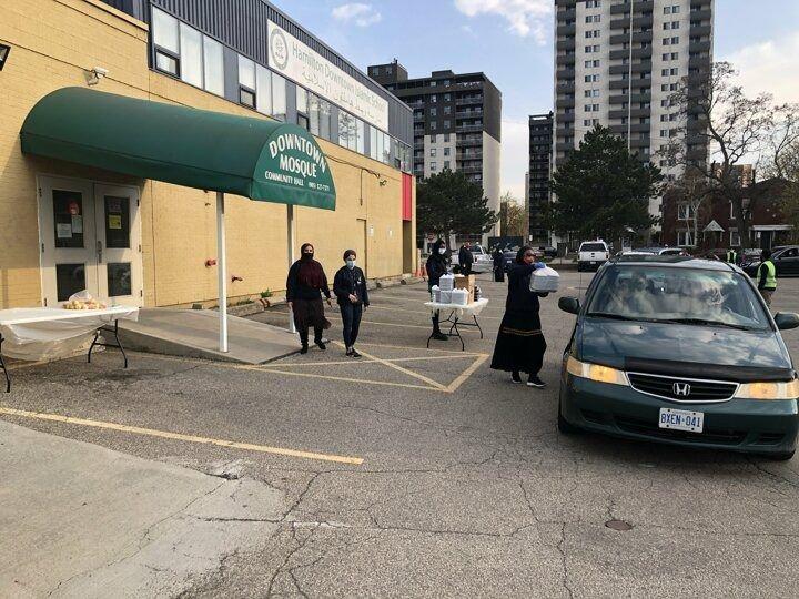 <p>Ülke genelinde her yıl ramazan boyunca camilerde verilen iftar ve sahur yemeklerinin Kovid-19 önlemleri nedeniyle bu yıl yapılamaması nedeniyle, birçok cami ve mescitte mobil iftar uygulaması gerçekleştiriliyor.</p>
