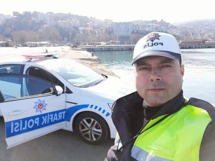 <p>Zonguldak'ın Ereğli ilçesinde 48 yaşındaki polis memuru Mustafa Dönmez aşı randevusu aldığı gün koronavirüse yakalandı vetedavi gördüğü hastanede hayatını kaybetti. </p>
