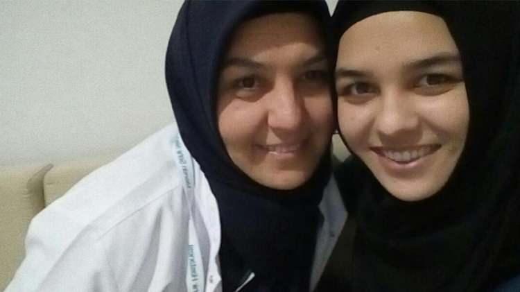 <p>Konya Selçuk Üniversitesi Tıp Fakültesi 6. sınıf öğrencisi 26 yaşındaki İntörn Doktor Merve Mercan 40 gün yoğun bakımda kaldıktan sonra koronavirüs nedeniyle hayatını kaybetti.</p>
<p> </p>