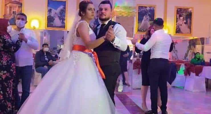 <p>Adana’da yaşayan 28 yaşındaki Özlem Özcan, düğününden 4 gün sonra koronavirüs nedeniyle hayatını kaybetti</p>
<p> </p>