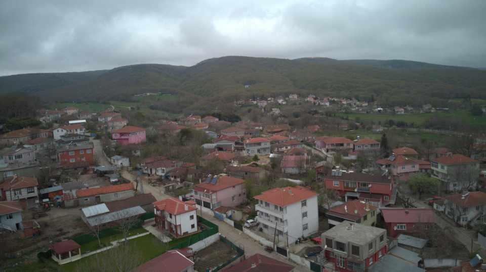 <p>İstanbul’un en eski köylerinden olan 2’nci Beyazıt zamanında Horasan Türkleri tarafından Halife köy adı ile kurulan ve Cumhuriyet döneminde Kalfa köy ismini alan mahalle, drone ile görüntülendi. 600 yıllık olduğu tahmin edilen köyde önemli tarihi eserler de yer alıyor.</p>
