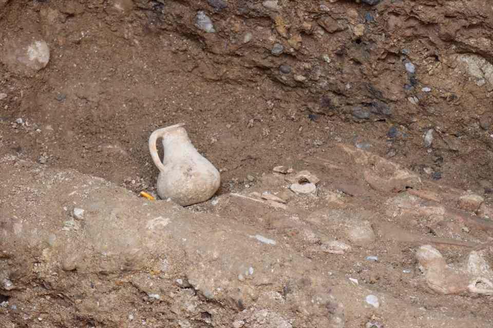 <p>Yani yaklaşık olarak 1500 yıl önceki bireylere ait bir mezar olduğunu söyleyebiliriz." şeklinde konuştu.</p>

<p> </p>
