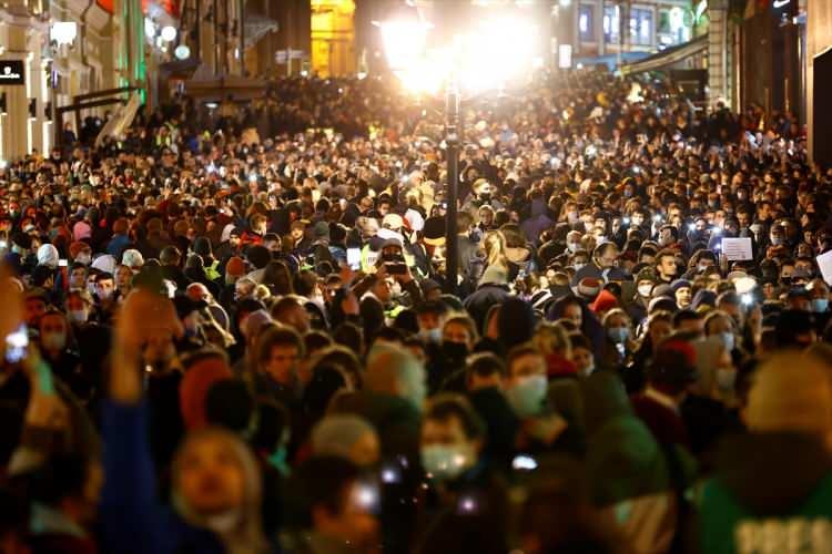 <p>Rusya'nın batı şehirleri olan St. Petersburg ve Moskova şehirlerinde ise akşam saatlerinde hareketlilik başladı.</p>