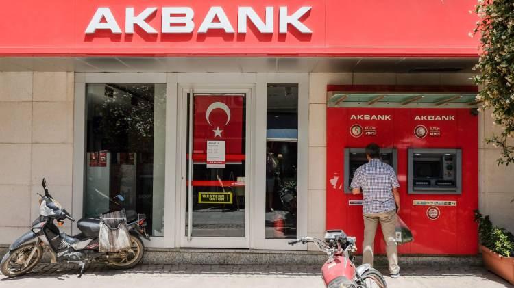 <p>AKBANK<br />
<br />
Maaşlara göre 500, 625 ve 750 lira promosyona ek olarak sırasıyla 350, 425 ve 500 lira ödeme yapıyor. Böylece toplamda, 850 lira, 1.050 lira ve 1.250 lira promosyon imkânı veriyor. 30 Nisan'a kadar süren kampanya kapsamında, Akbank, SGK emekli maaşları yatmadan 2 gün önce hesaptan para çekme imkânı sunuyor.</p>