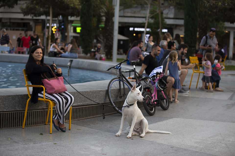 <p>Tel Aviv’deki manzara aşı sayesinde salgınla mücadelede başarıya ulaşılabileceği ve normalleşmenin mümkün olduğunu gösteriyor.</p>

<p>Vakalardaki düşüş ve salgının etkisinin azalmasının ardından Tel Aviv başta olmak üzere ülke genelindeki tüm işletmeler açıldı.</p>

<p>Salgından en fazla etkilenen işletmelerin başında gelen kafe ve restoranların tamamı müşteri kabul edebiliyor.</p>
