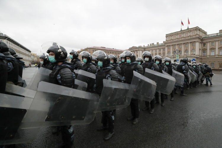 <p>Polis, Kremlin Sarayı'nın çevresini abluka altına alarak giriş ve çıkışları kapattı. </p>
