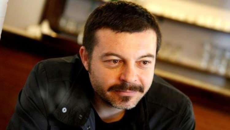 <p>Yönetmen Murat Şeker, tepkisini şu sözlerle ifade etti:</p>

<p>"106 yıl önce yaşananları bugün tanımlamak, bugünün bağlamında politik nedenlerle bir 'hamle' olarak tavırlaştırmak ne kadar da Amerikanvari. Ataları, tarihin en büyük soykırımını yapmış 'beyaz adam', bugün racon kesiyor. Belli ki Türkiye artık onlar için 'stratejik' ortak değil. Bu topraklarda yaşanan acılar, okyanus ötesindeki beyaz adamın kelamına göre daha az acı ya da daha büyük trajedi olacak değil. 1. Dünya Savaşı boyunca milyonlarca insan öldürüldü, büyük acılar yaşandı bu coğrafyada. 106 yıl sonra adama 'Hayırdır hacı, aklın neredeydi? derler. Bir Balkan muhacirinin torunu olarak, adı ister zorunlu 'tehcir' olsun ister keyfi 'göç', büyük değişimler yaşandı tüm bu coğrafyada 106 yıl önce. Bizim dedelerimizin yaşadıkları hiçbir şekilde tanımlanmıyor bile. Balkanlar ve Kafkasya'da yaşananlar? Biden bunları biliyor mu?"</p>
