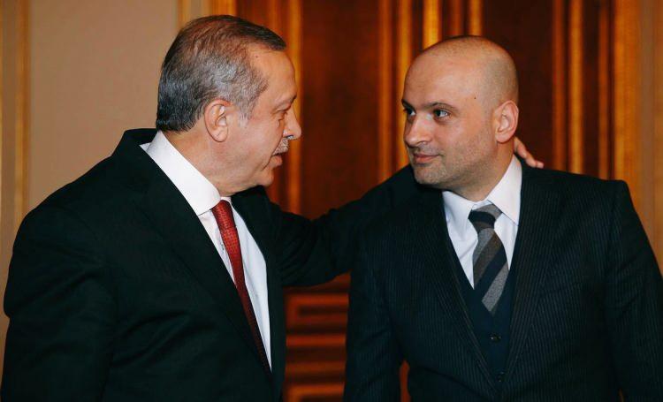 <p>Yapımcı prodüktör Polat Yağcı, "Soykırım yapmışız... Kim demiş? Amerikan Başkanı... Hani şu 1492'de Kızılderilileri katleden, 1945'te Japonya'ya atom bombası atan, 1955'te Vietnam'ı, 1990'da Irak'ı, 2001'de Afganistan'ı kana bulayan Amerika'nın başkanı. Karakterlerini çıkarları üzerine oturtmak için çaba gösteren, haysiyet ve gurur kelimelerini ancak sözlükte görebilecek bu insanlar, tarihi de sözleriyle eğip bükmeye çalışıyor. Ama unutmayın ki tarih bir kez yazılır... O tarih Türk milletini de hak ettiği gibi yazmıştır sayfalarına. Ne deseler boş, kendileri gibi!" değerlendirmesinde bulundu.</p>
