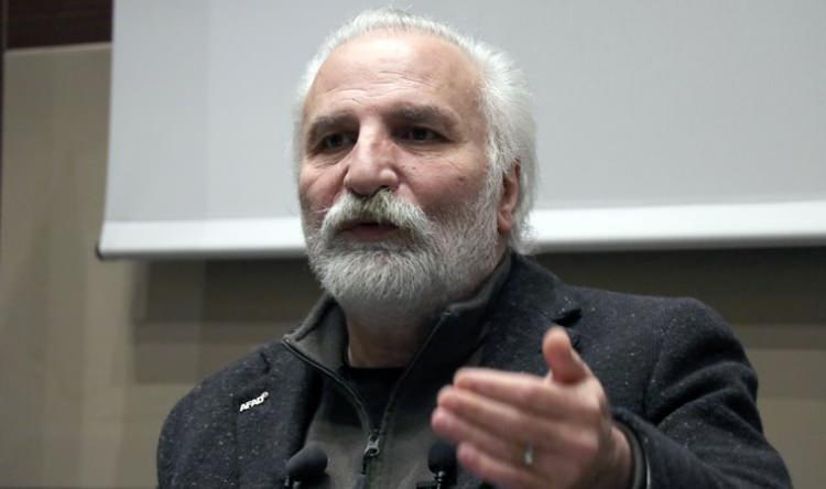 <p>Müzisyen Umut Mürare ve karikatürist, oyuncu Hasan Kaçan ise İletişim Başkanı Fahrettin Altun'un twitter hesabından konuyla ilişkin yaptığı açıklamayı paylaştı.</p>
<p>Sanatçıların yanında pek çok tarihçi ve akademisyen de olaya ilişkin tarihi tezlere yer verdikleri paylaşımlarda bulundu.</p>