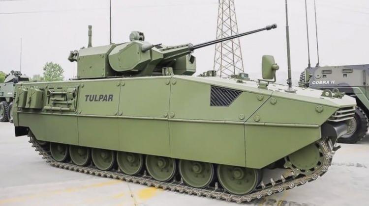 <p>Amfibi zırhlı paletli araç olan Tulpar-S'nin de ortak bir platform olarak görevin gerektirdiği, zırhlı muharebe aracı, zırhlı personel taşıyıcı, bakım ve kurtarma aracı, komuta ve kontrol aracı, ambulans, keşif aracı gibi farklı konfigürasyonların oluşturulabildiği tasarıma sahip olduğuna işaret eden Görgüç, "Modüler tasarım yaklaşımı, farklı konfigürasyonlar için ortak gövde yapısı ve ortak alt sistemler kullanılabilmesini sağlıyor. Bu aracımız için de dünyadaki mevcut ihtiyaç ve alımları takip ediyoruz." dedi.</p>
<p> </p>