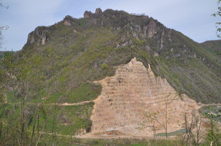 <p>Ordu’nun Altınordu ilçesinde 6'ncı Mithridates dönemine ait 2 bin 300 yıllık Kurul Kalesi'nde, 2010 yılında başlatılan kazı çalışmalarında 2 bin 100 yıllık Ana Tanrıça Kibele Heykeli ile 3 büyük heykel ve yaklaşık 2 bin parça tarihi eser bulundu. 1'inci derece arkeolojik ve doğal sit alanı olan kalenin üstünde kazılar sürerken, alt kısmında ise dinamitlerle taş ocağı için patlatma yapılıyor. Patlamalar nedeniyle tarihi kaya mezarları ve mağaralar yok oldu. Samsun Kültür Varlıkları Koruma Kurulu’nca “Söz konusu alanda andezit ocağı açılması uygun değildir” kararı ile Danıştay’ın ‘taş ocağı’ iptal kararının uygulanarak tarihi alan için önlem alınması isteniyor.</p>
