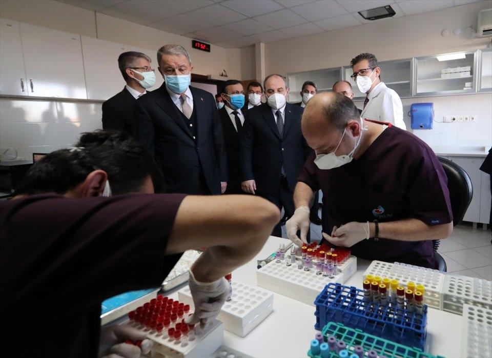 <p>Bakanlar, Aşı Araştırma ve Geliştirme Uygulama ve Araştırma Merkezi'ni de ziyaret etti. Rektör Prof. Dr. Mustafa Çalış ve Merkez Müdürü Prof. Dr. Aykut Özdarendeli, yerli aşı adayı hakkında bakanlara bilgi verdi. Varank ve Akar ayrıca, Erciyes Üniversitesi yerleşkesinde inşaatı devam eden yeni aşı geliştirme merkezini inceledi.</p>

<p> </p>
