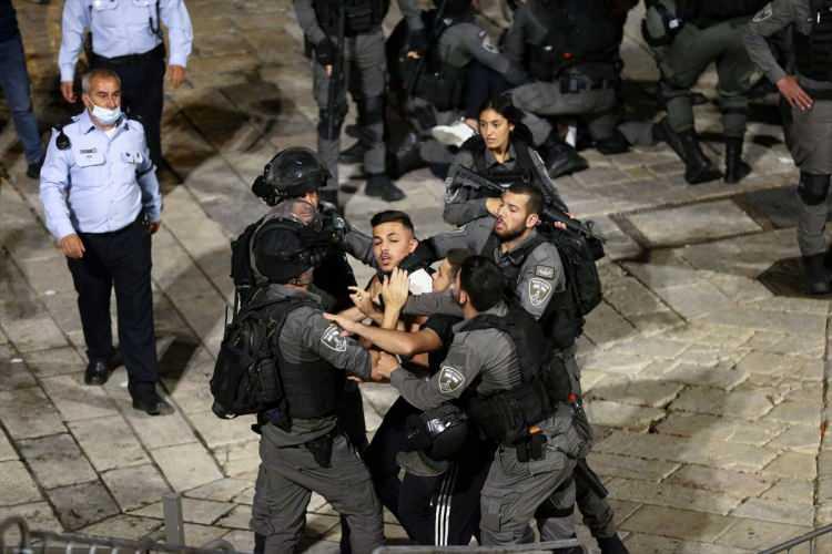 <p>TOMA'dan Filistinli gençlerin üzerine atık su sıkan İsrail polisi, ayrıca kalabalığı dağıtmak için ses bombası da kullandı.</p>
