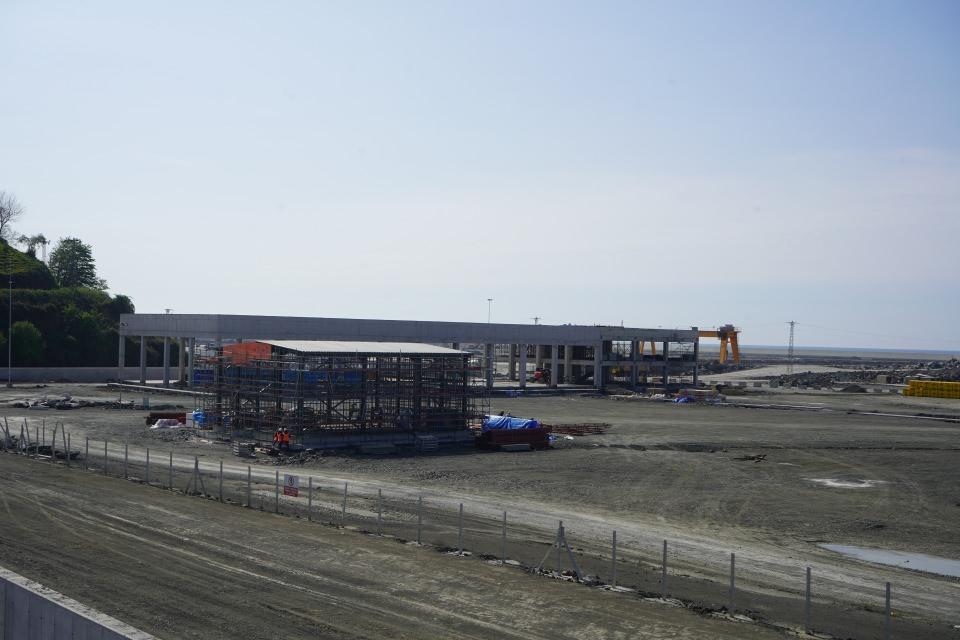 <p>Açılış tarihinin 29 Ekim olabilmesi için çalışmaların sürdüğünü dile getiren Milletvekili Avcı “Şimdi apronun betonlanması ve pistin asfaltlanması gibi çalışmalar başlıyor. Dolgu ile ilgili de çok az bir yer kamıştı zaten. Onunla ilgili çalışmayı da yakın zamanda bitirecekler inşallah. Biz açılış tarihinin 29 Ekim olmasını ümit ediyoruz. O güne yetiştirmeye çalışıyoruz. Yetişirse 29 Ekim tarihine, yetişmezse yıl sonuna bitmiş olacak” şeklinde konuştu.</p>
