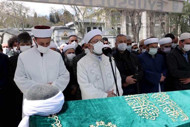 <p>Hüsnü Bayramoğlu'nun cenazesi Bediüzzaman Said Nursi'nin diğer talebelerinin de bulunduğu Eyüpsultan Kabristanına defnedildi.</p>
<p> </p>