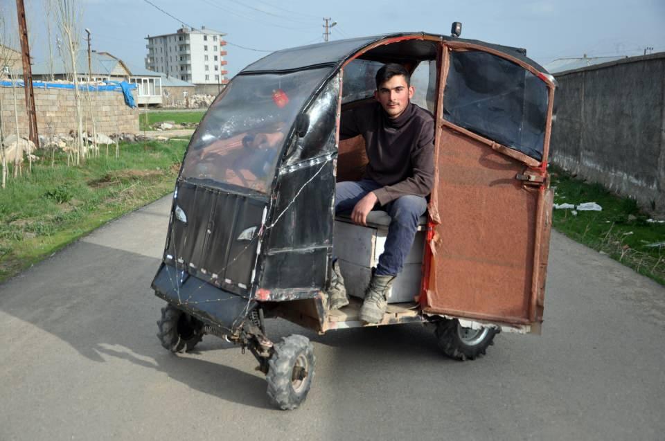 <p>Tekerlek getirdim, akü ve motorunu getirerek 4 ay içinde arabamı yaptım. Saatte 35 kilometre gidiyor. </p>
