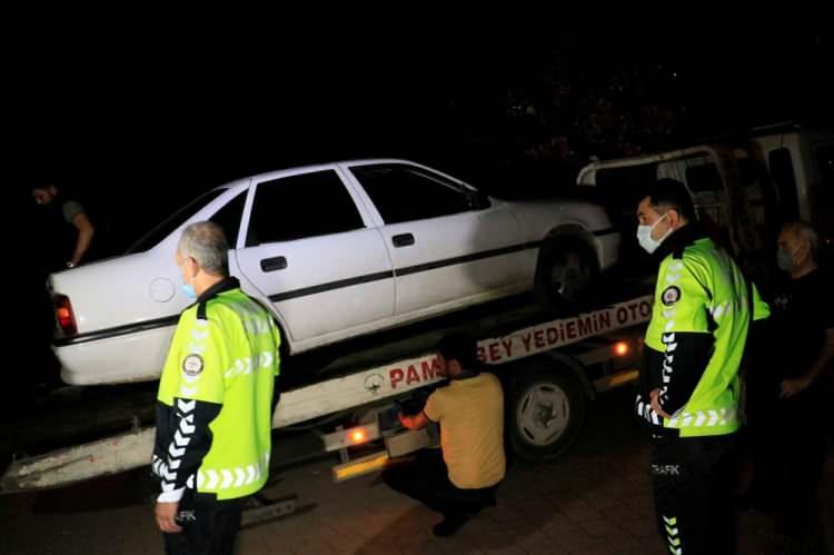 <p>Otomobil, yediemin otoparkına götürülürken, araç sürücüsünün belirlenmesi için çalışma başlatıldı.</p>

<p> </p>

