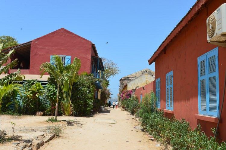 <p>Geçmişte Afrikalıların yaşadığı trajediyi turizm ve sanatla adeta dünyaya haykıran adada, bugün halen  Fransız sömürgecilerin izlerine rastlanıyor.</p>
