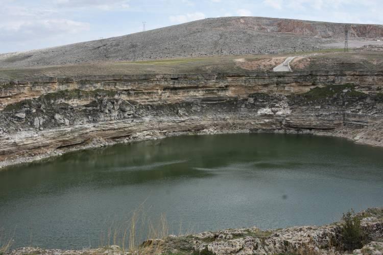 <p>Arık,  Konya kapalı havzasının diğer diğer bölümlerinde yer altı su seviyesinde 40-50 yıllık periyotta yaklaşık 40 metre kadar azalma olduğunu, ancak Çumra bölgesinde ise 6 ila 8 metre kadar  bir azalma meydana geldiğini kaydetti. </p>
