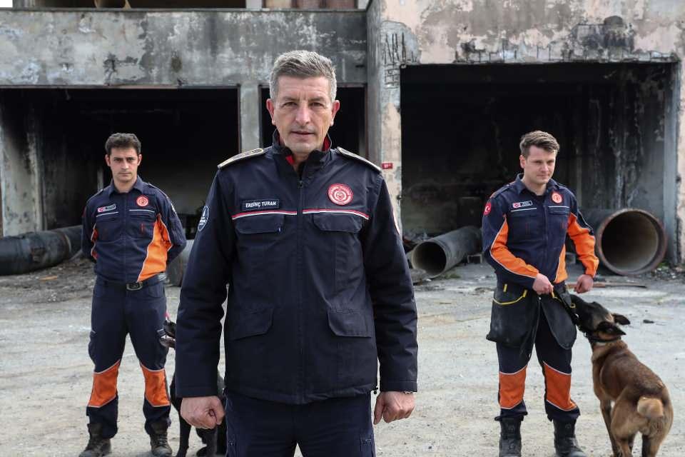 <p> İBB İtfaiyesi Avrupa Yakası Müdür Yardımcısı Erdinç Turan, Türkiye'de sadece 32 tane canlı arama sertifikalı köpek olduğunu belirterek, "Beklenen Marmara depremi sonrası 160 tane canlı arama köpeğine ihtiyaç olabileceği öngörülüyor. </p>
