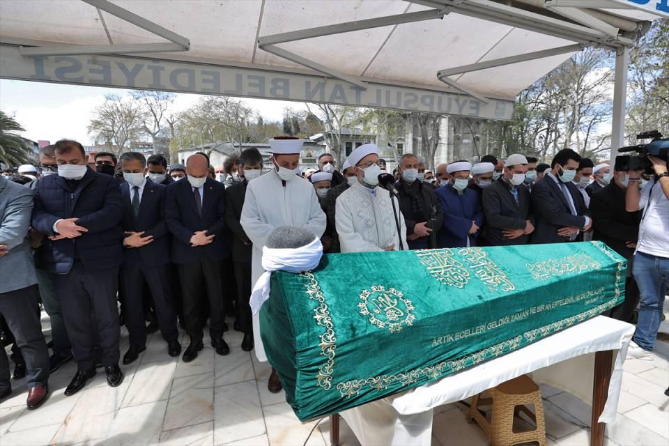 <p>Tedavi gördüğü hastanede 86 yaşında hayatını kaybeden Bediüzzaman Said Nursi'nin talebelerinden Hüsnü Bayramoğlu için Eyüpsultan Camisi'nde cenaze namazı kılındı. </p>

<p> </p>
