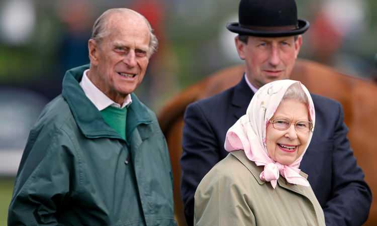 <p>72 yıllık eşi  Edinburg Dükü Prens Philip'i 18 gün önce kaybeden İngiltere Kraliçesi Elizabeth resmi yas süresinden sonra ilk kez ortaya çıktı. </p>
