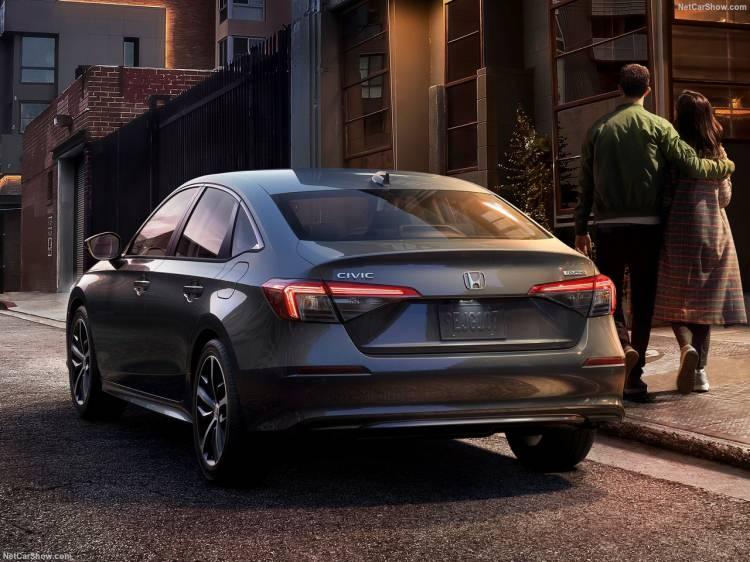 <p><span style="color:rgb(178, 34, 34)"><strong>YENİ HONDA CIVIC İKİ MOTOR SEÇENEĞİYLE GELİYOR</strong></span></p>

<p>Yeni Honda Civic'te şimdilik sadece iki tane motor seçeneği sunulacak. Tamamı benzinli olan bu ünitelerden ilki ABD'de LX ve <a href="https://spor.haber7.com/" target="_blank">Spor</a>t donanım paketleriyle alınabilecek. Hacmi 2.0 litre olan dört silindirli atmosferik benzinli motor 160 bg güç, 187 Nm tork üretebiliyor.</p>

<p> </p>
